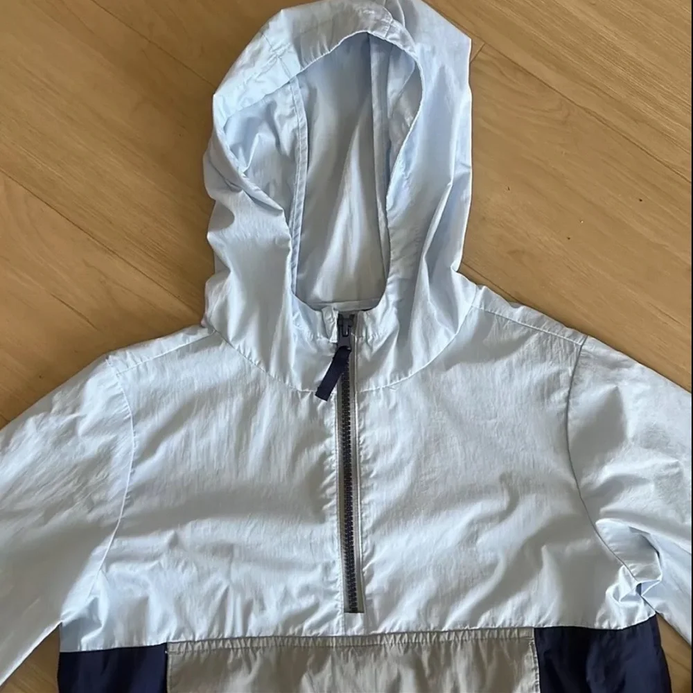 BOYS ANOREK HOODED WINDBREAKER SIZE M (8) BLUE